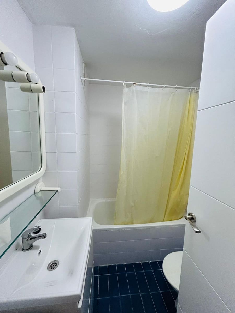 4 slaapkamer Flat te huur in Sevilla stad met garage - € 1.300 (Ref: 9915893)