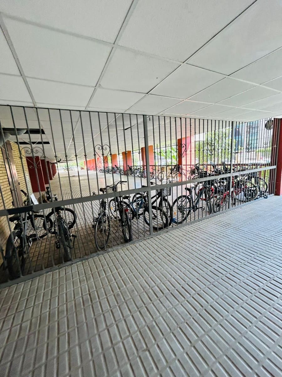 4 slaapkamer Flat te huur in Sevilla stad met garage - € 1.300 (Ref: 9915893)