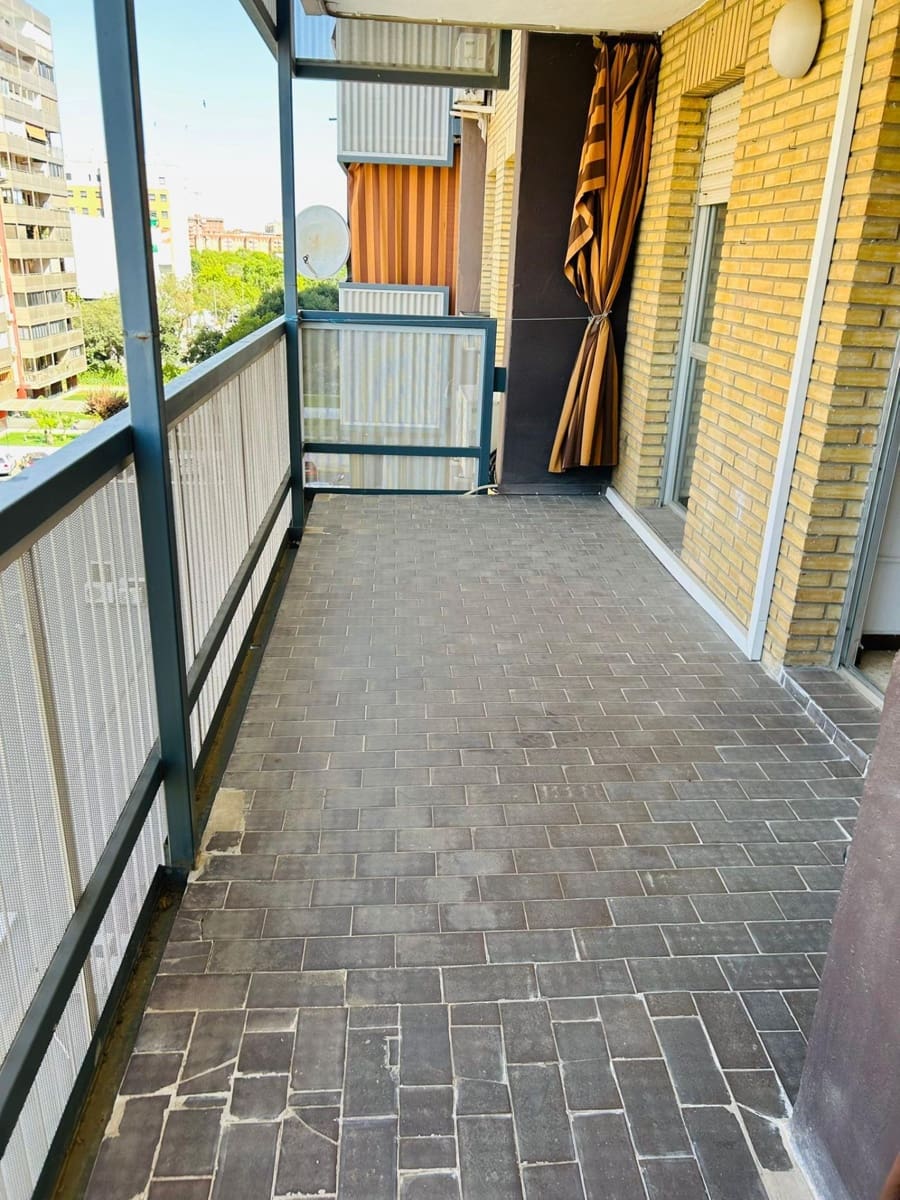 4 slaapkamer Flat te huur in Sevilla stad met garage - € 1.300 (Ref: 9915893)