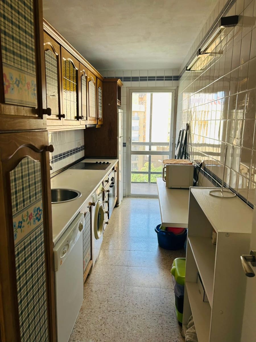 4 slaapkamer Flat te huur in Sevilla stad met garage - € 1.300 (Ref: 9915893)