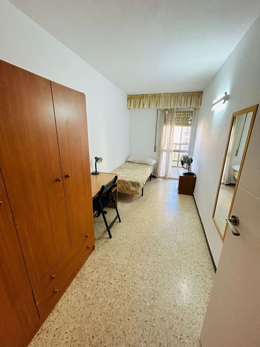 4 slaapkamer Flat te huur in Sevilla stad met garage - € 1.300 (Ref: 9915893)