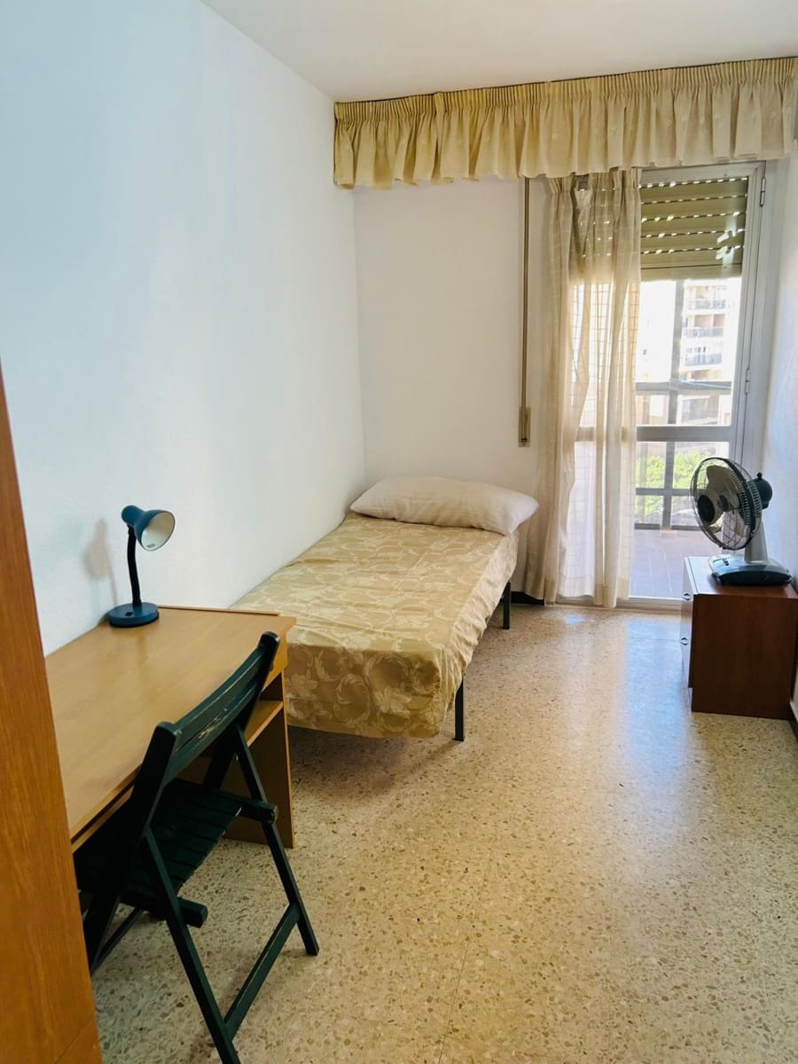 4 slaapkamer Flat te huur in Sevilla stad met garage - € 1.300 (Ref: 9915893)