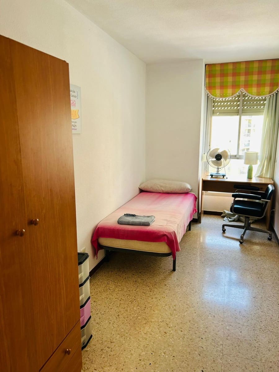 4 slaapkamer Flat te huur in Sevilla stad met garage - € 1.300 (Ref: 9915893)