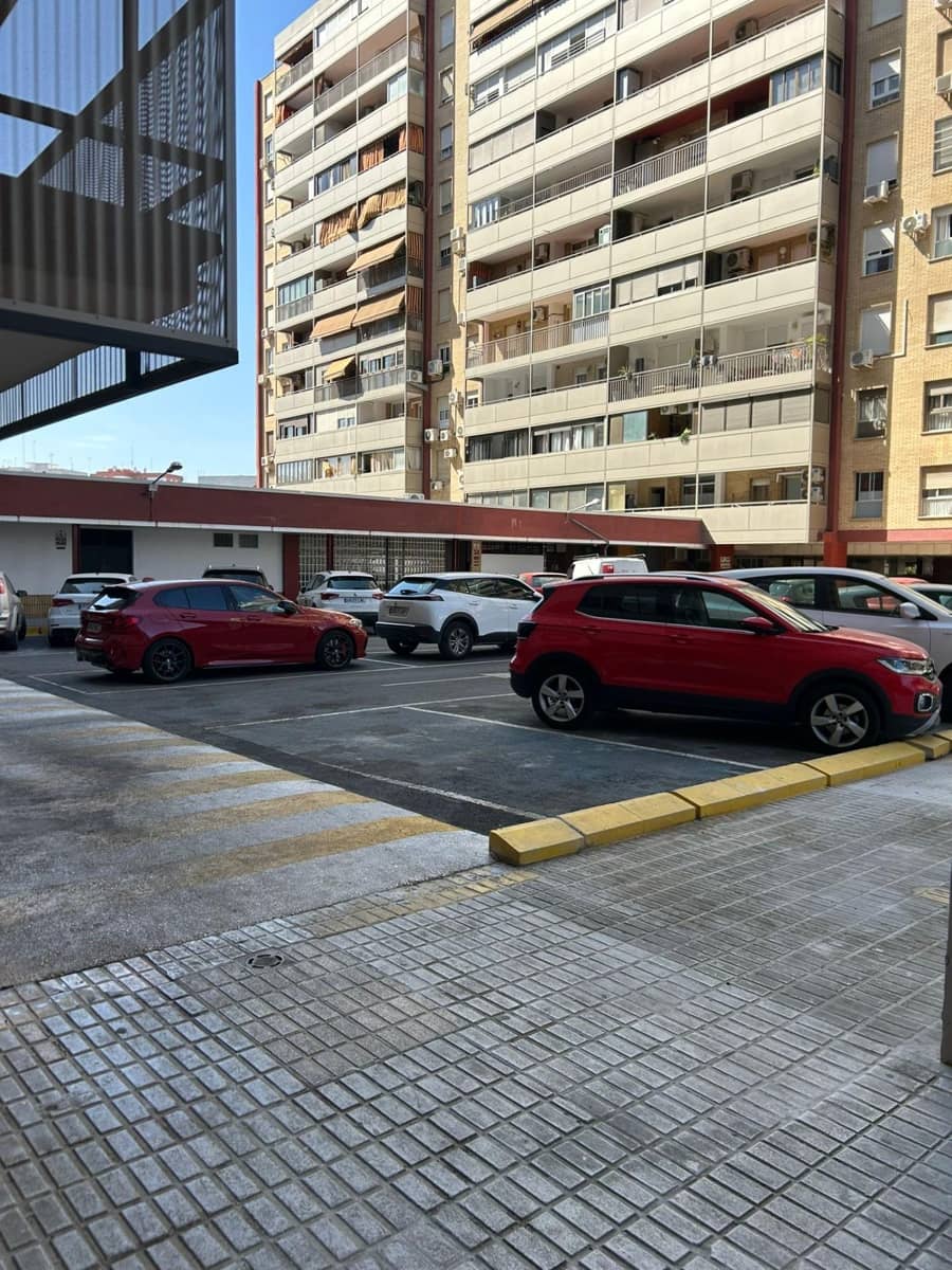 4 slaapkamer Flat te huur in Sevilla stad met garage - € 1.300 (Ref: 9915893)