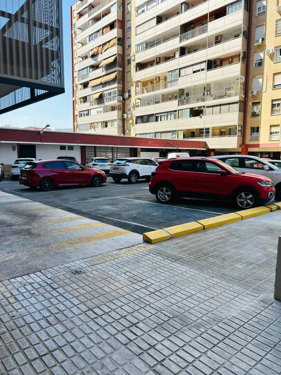4 slaapkamer Flat te huur in Sevilla stad met garage - € 1.300 (Ref: 9915893)