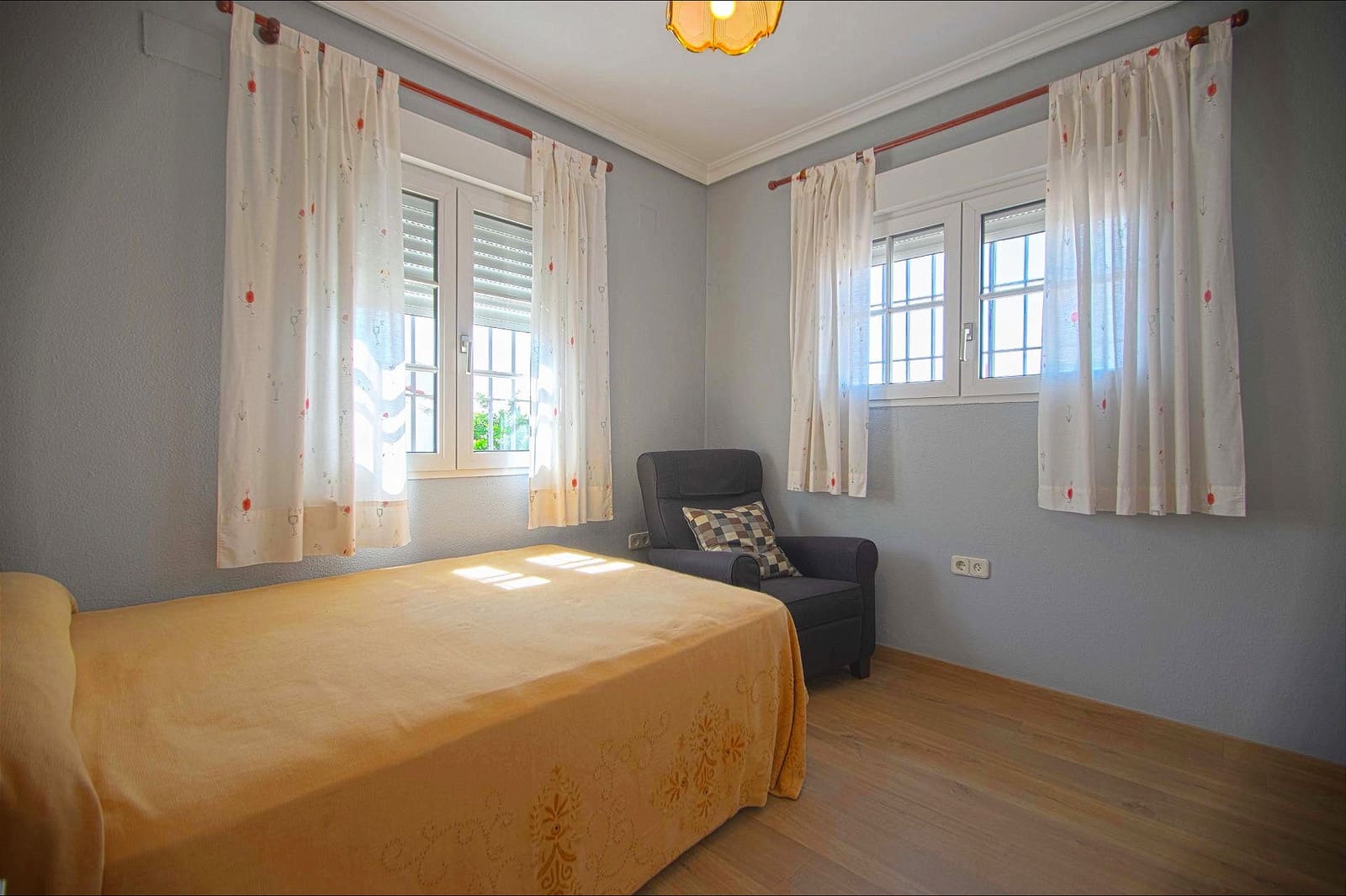6 makuuhuone Huvila myytävänä paikassa Gines mukana uima-altaan - 469 000 € (Ref: 9922369)