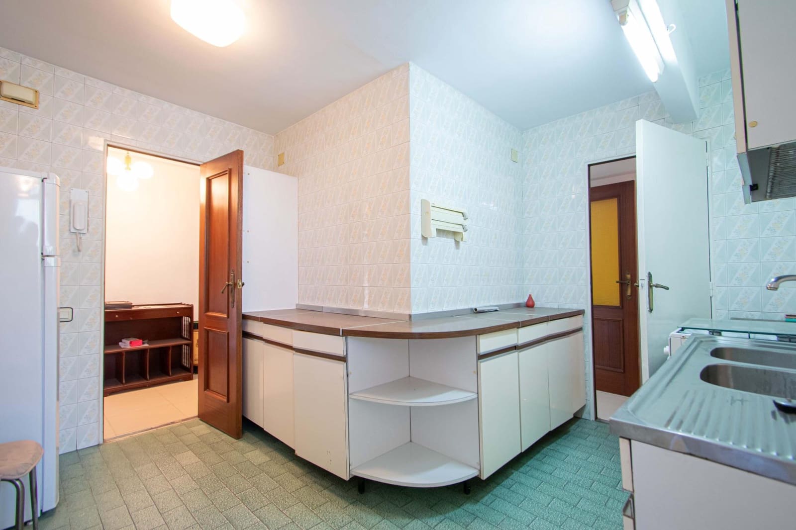 3 bedroom Flat for sale in San Juan de Aznalfarache with pool - € 180,000 (Ref: 9922371)