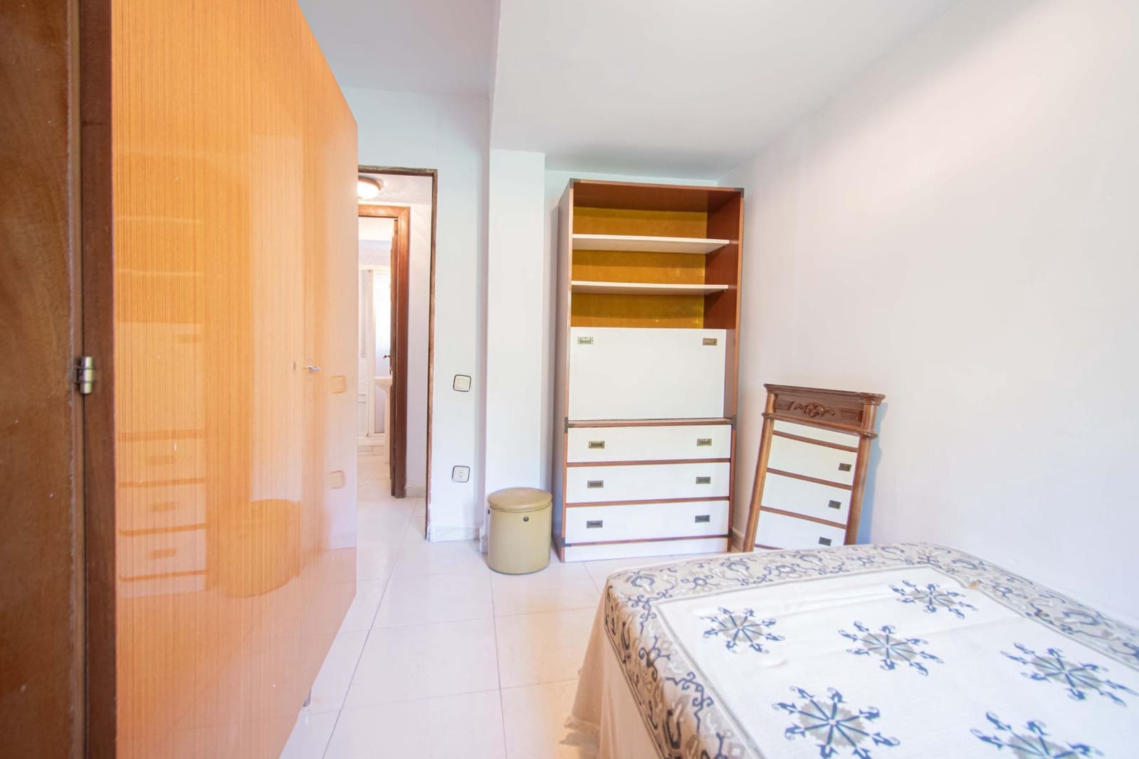 3 bedroom Flat for sale in San Juan de Aznalfarache with pool - € 180,000 (Ref: 9922371)