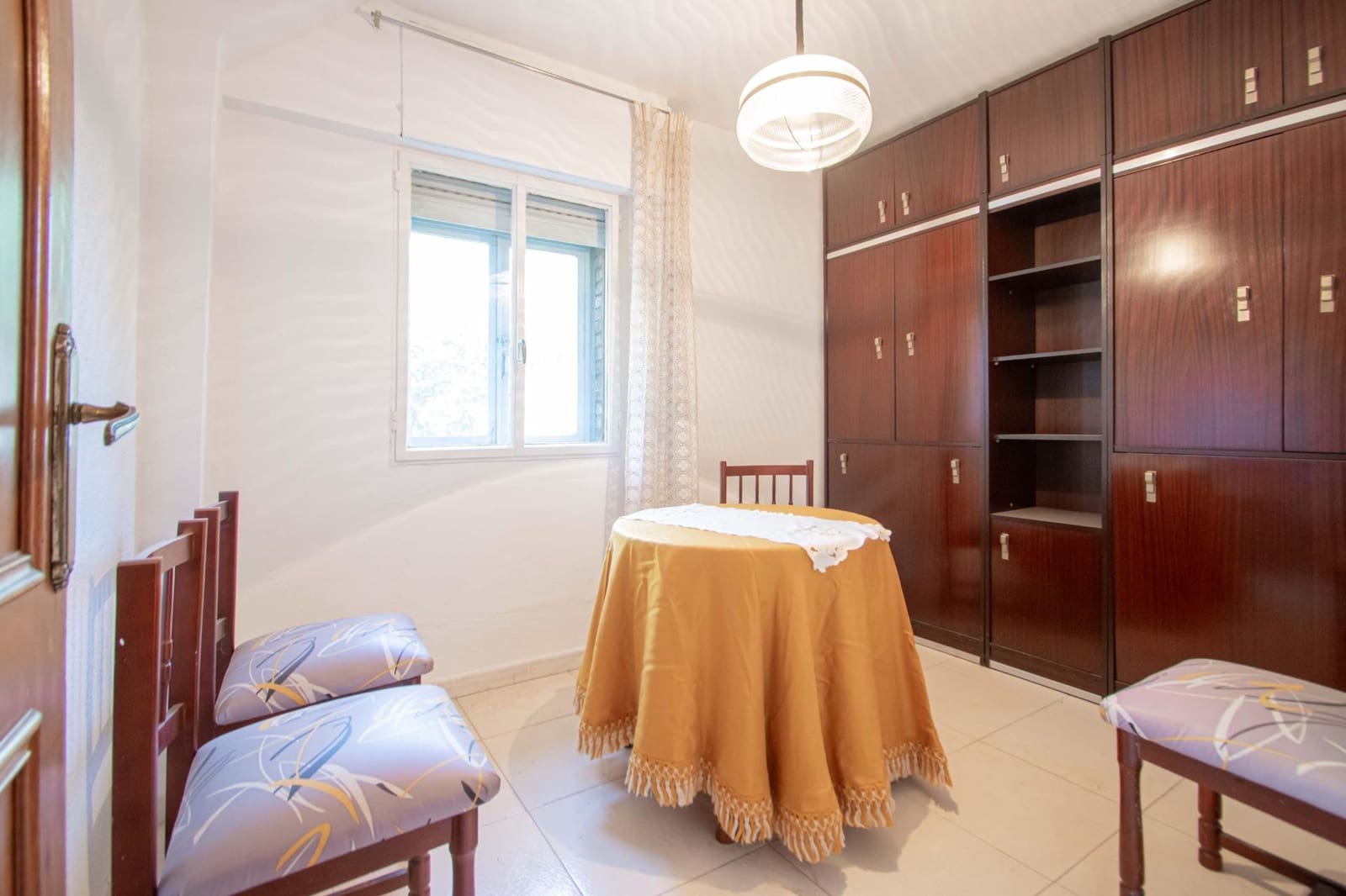 3 bedroom Flat for sale in San Juan de Aznalfarache with pool - € 180,000 (Ref: 9922371)