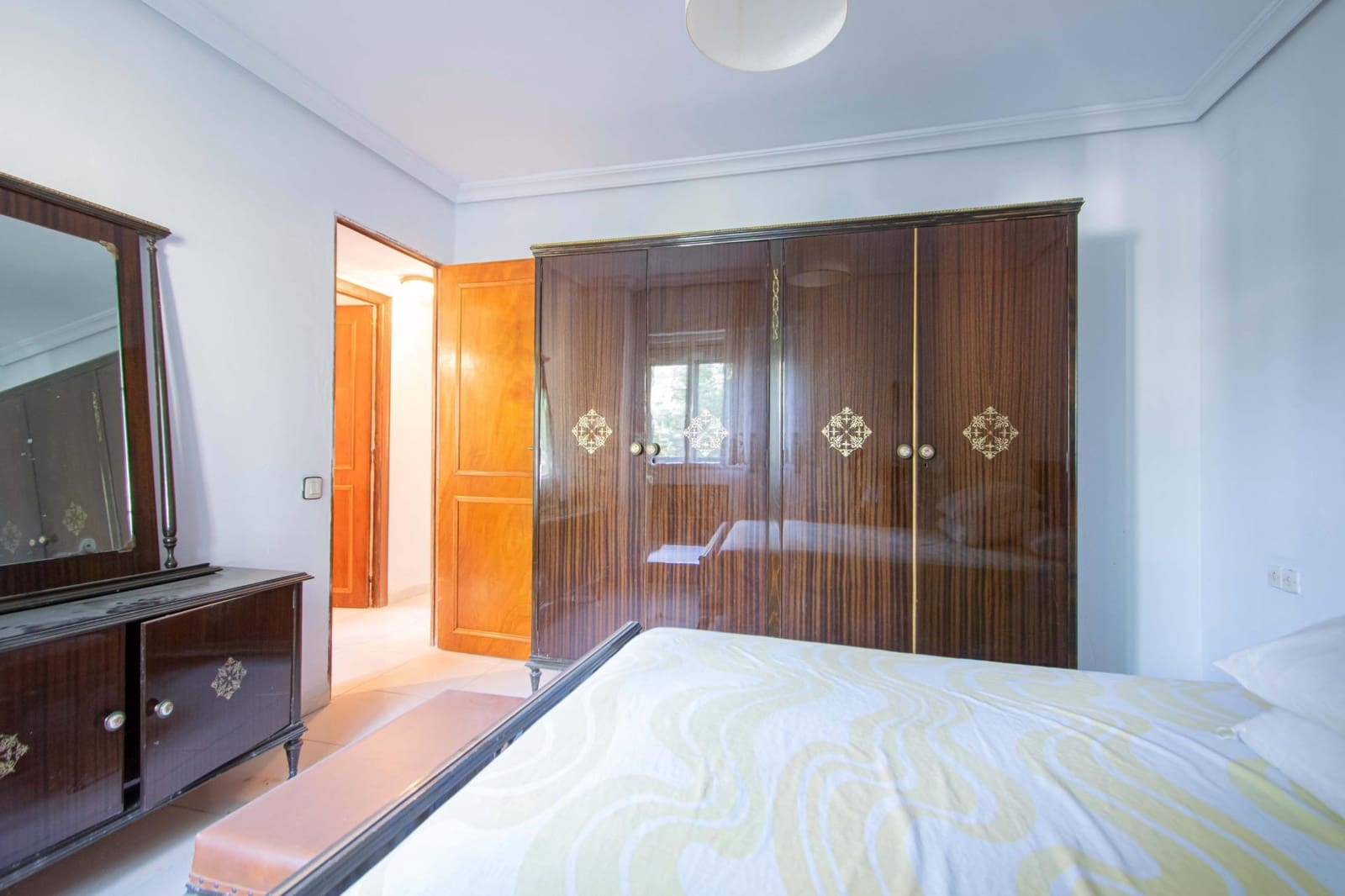 3 bedroom Flat for sale in San Juan de Aznalfarache with pool - € 180,000 (Ref: 9922371)
