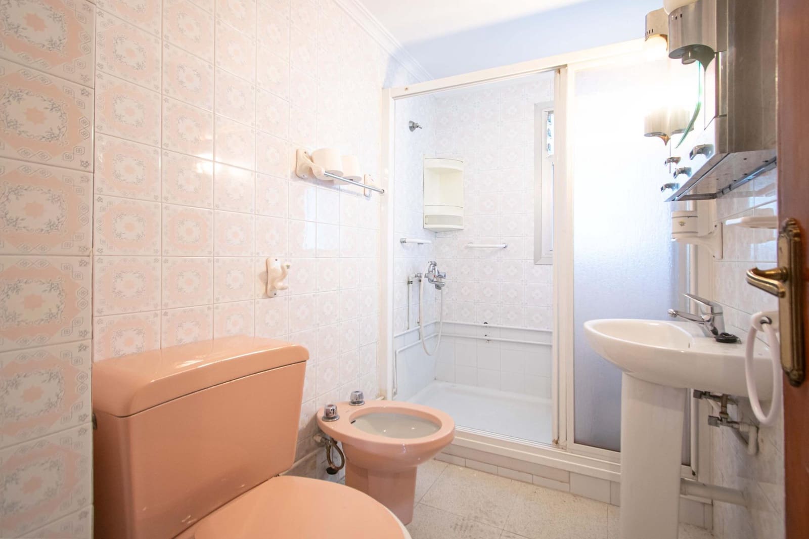 3 bedroom Flat for sale in San Juan de Aznalfarache with pool - € 180,000 (Ref: 9922371)