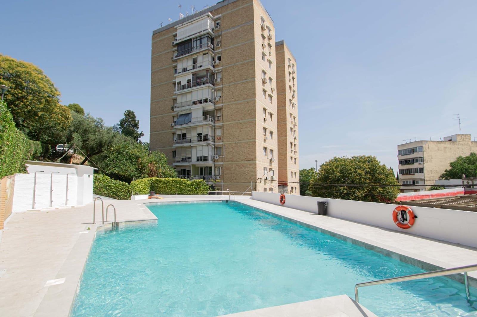 3 bedroom Flat for sale in San Juan de Aznalfarache with pool - € 180,000 (Ref: 9922371)