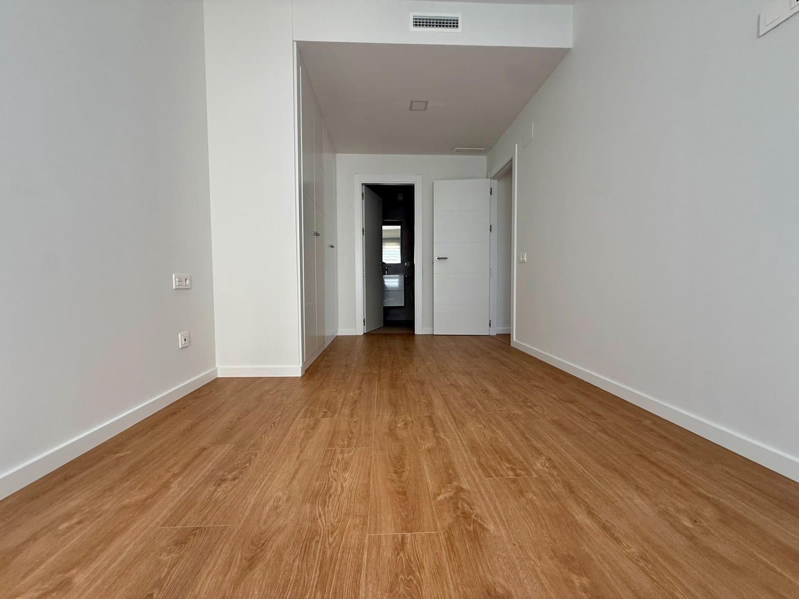 3 bedroom Flat for rent in Seville city with pool garage - € 1,250 (Ref: 9924653)