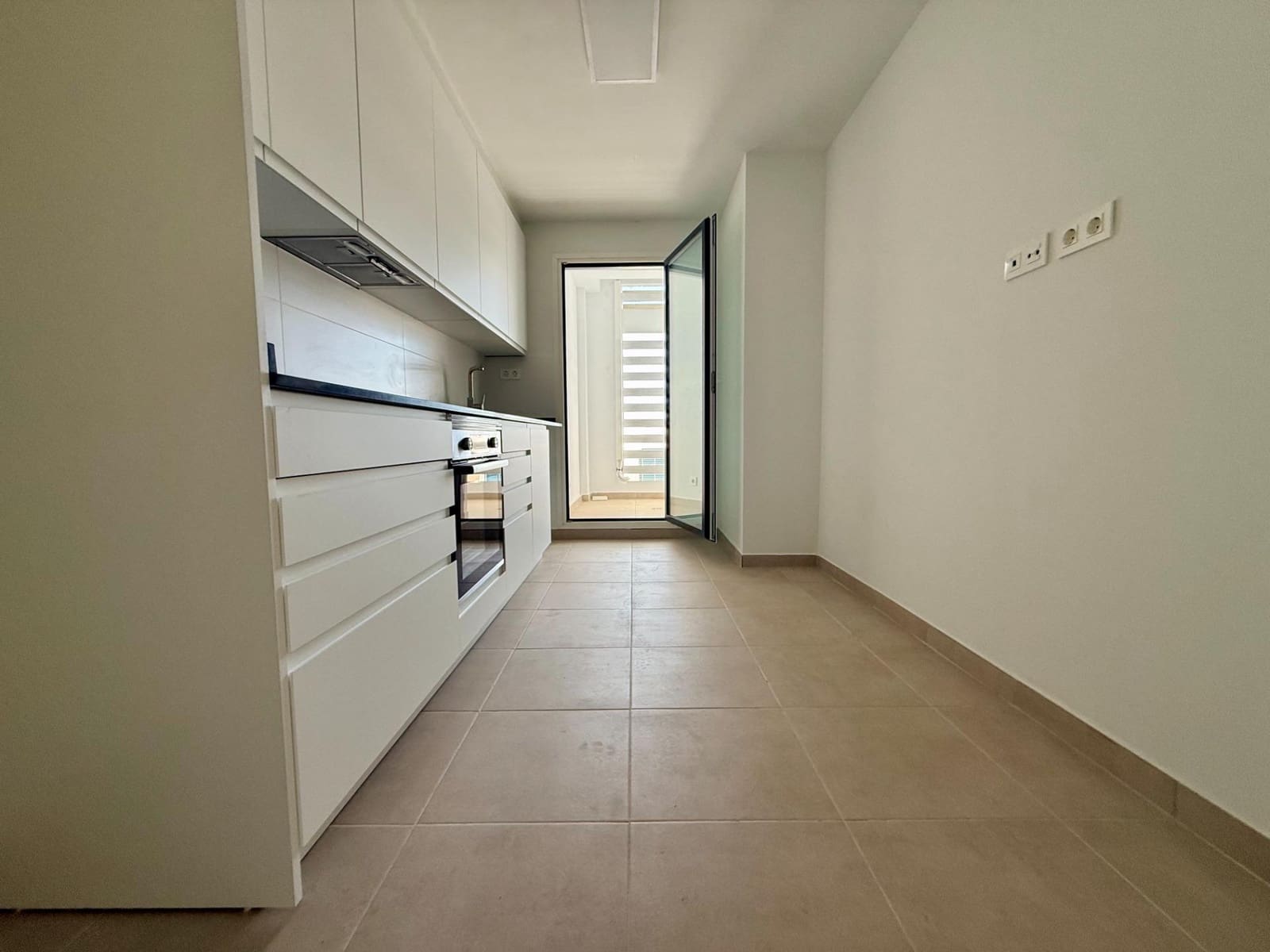 3 bedroom Flat for rent in Seville city with pool garage - € 1,250 (Ref: 9924653)
