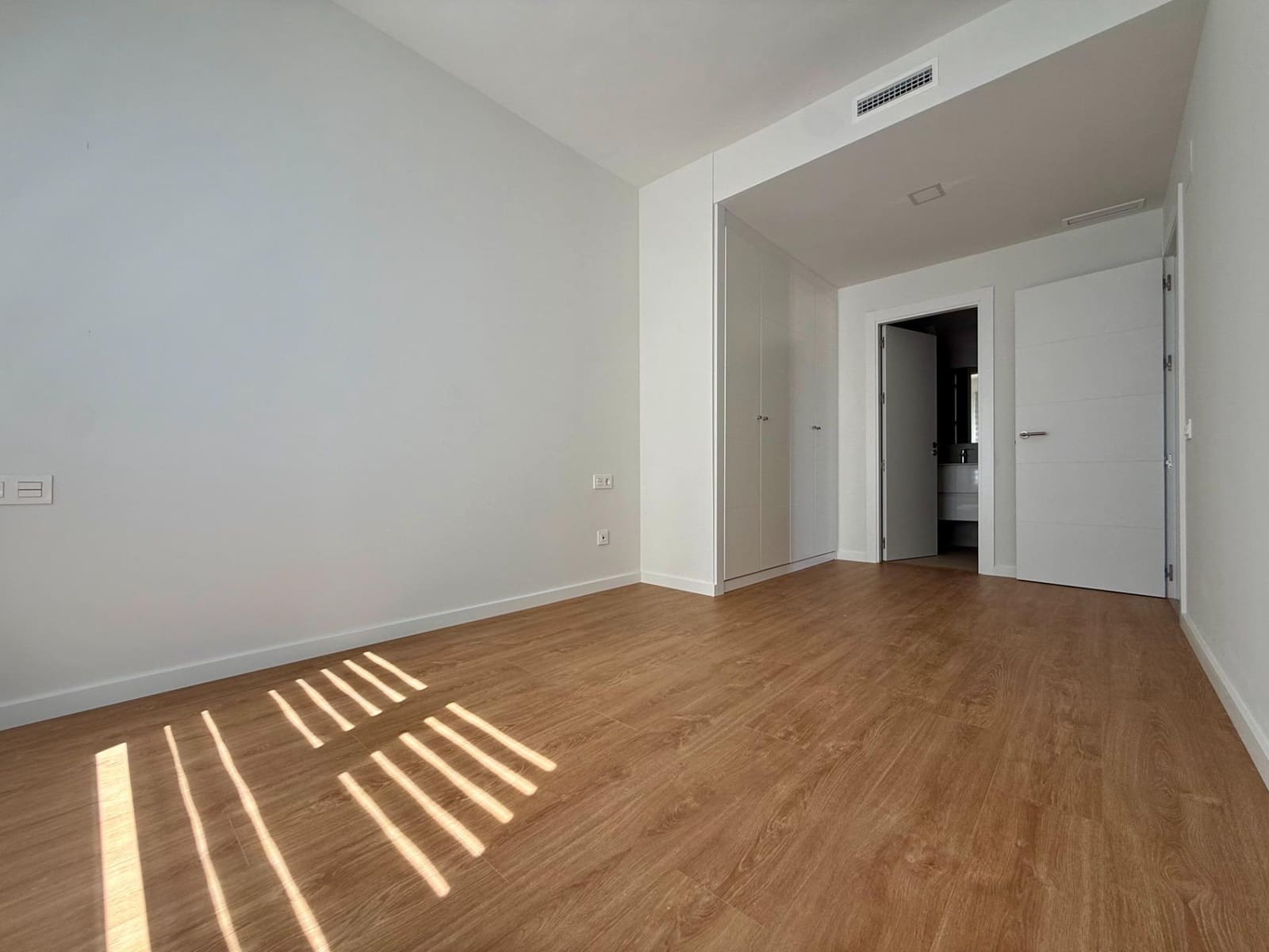 3 bedroom Flat for rent in Seville city with pool garage - € 1,250 (Ref: 9924653)