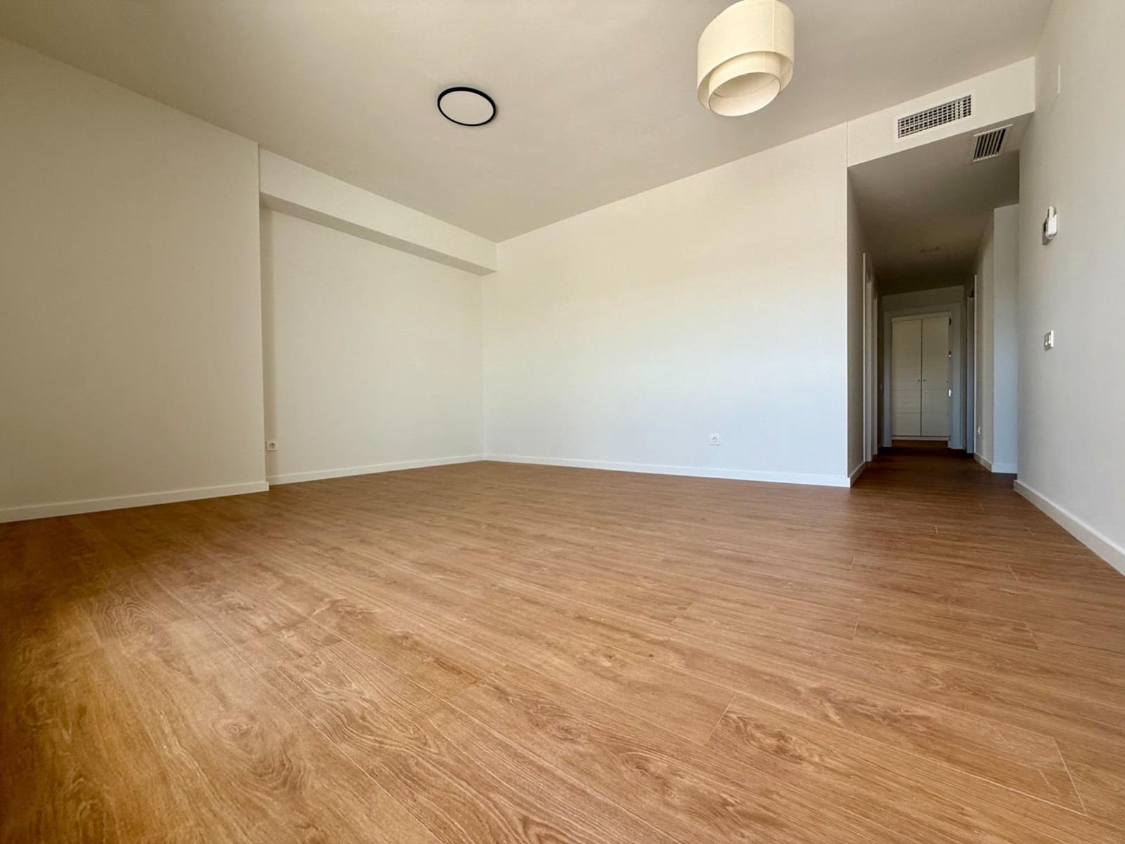 3 bedroom Flat for rent in Seville city with pool garage - € 1,250 (Ref: 9924653)