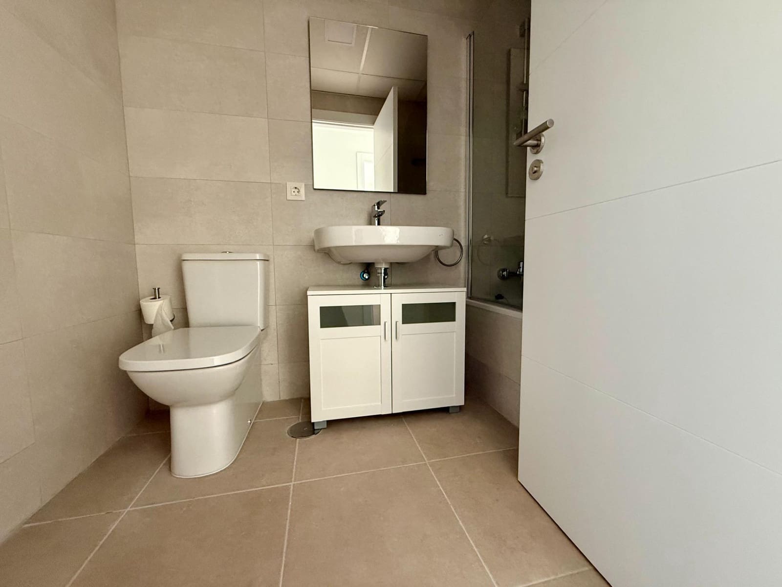 3 bedroom Flat for rent in Seville city with pool garage - € 1,250 (Ref: 9924653)