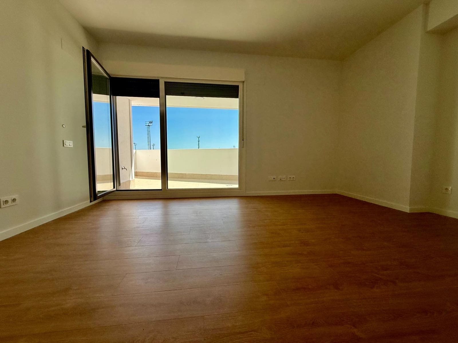 3 bedroom Flat for rent in Seville city with pool garage - € 1,250 (Ref: 9924653)