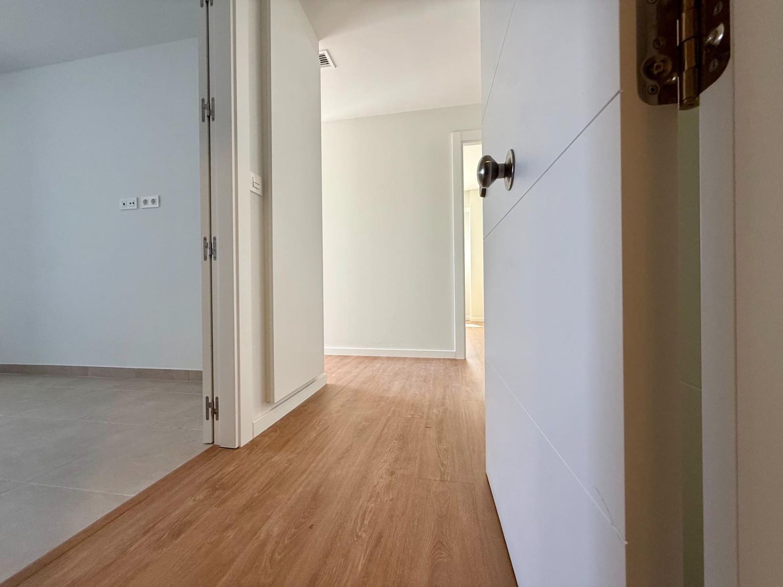 3 bedroom Flat for rent in Seville city with pool garage - € 1,250 (Ref: 9924653)
