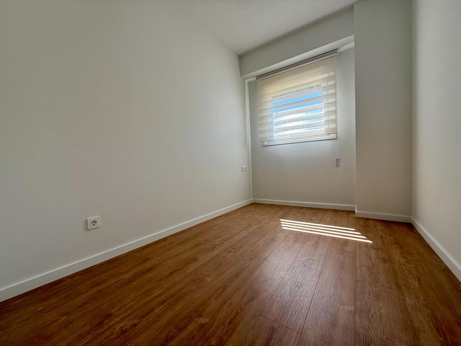 3 bedroom Flat for rent in Seville city with pool garage - € 1,250 (Ref: 9924653)