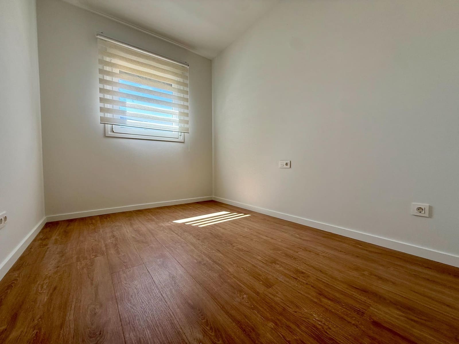 3 bedroom Flat for rent in Seville city with pool garage - € 1,250 (Ref: 9924653)