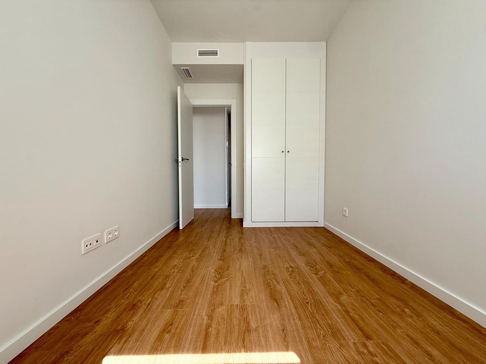 3 bedroom Flat for rent in Seville city with pool garage - € 1,250 (Ref: 9924653)