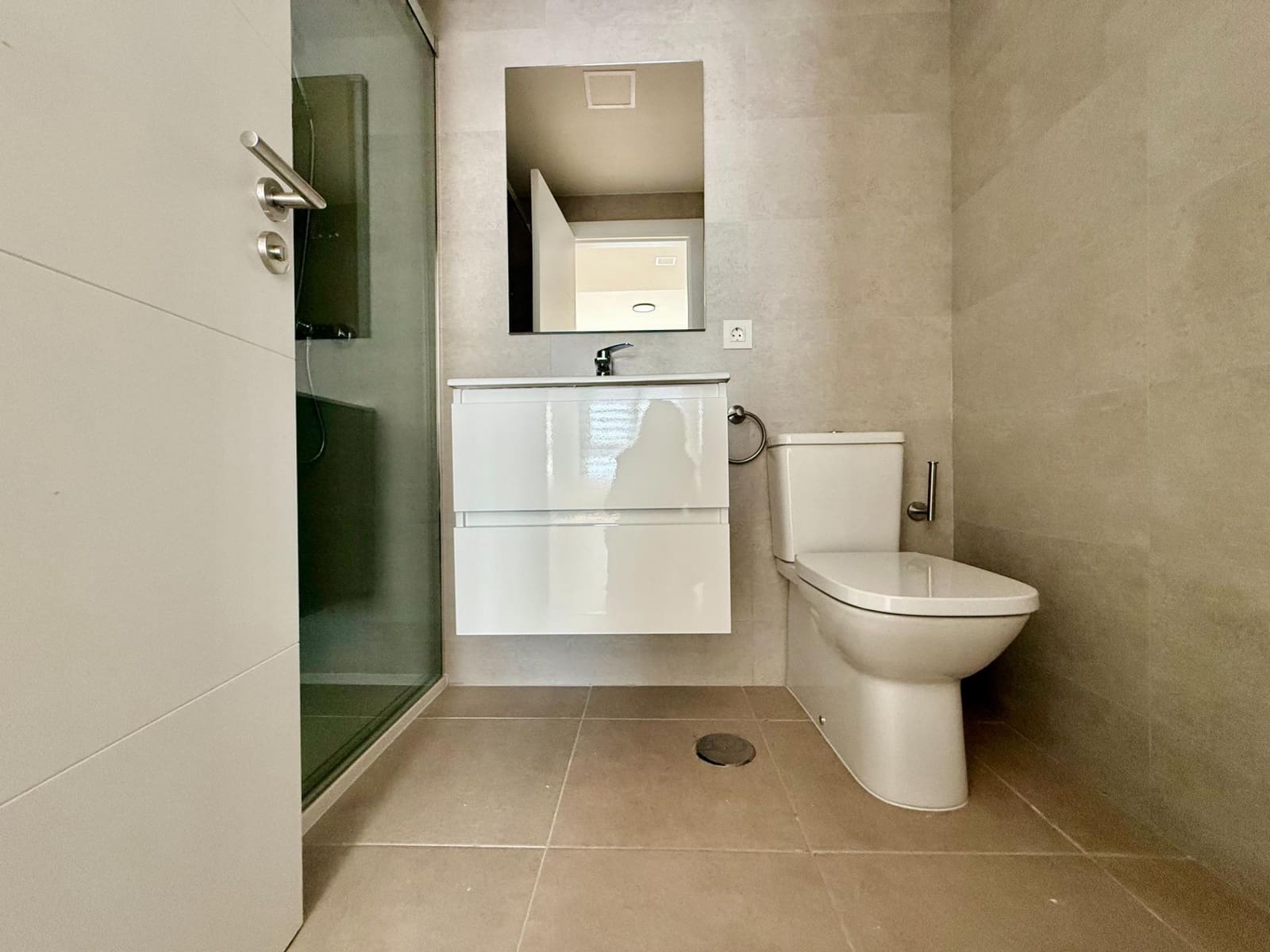 3 bedroom Flat for rent in Seville city with pool garage - € 1,250 (Ref: 9924653)