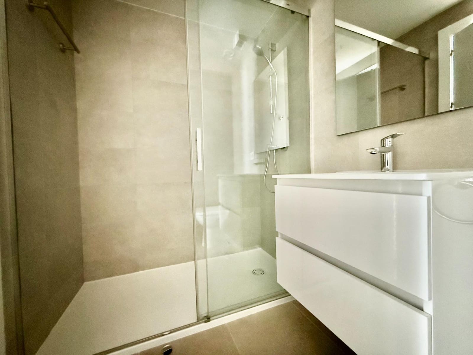 3 bedroom Flat for rent in Seville city with pool garage - € 1,250 (Ref: 9924653)