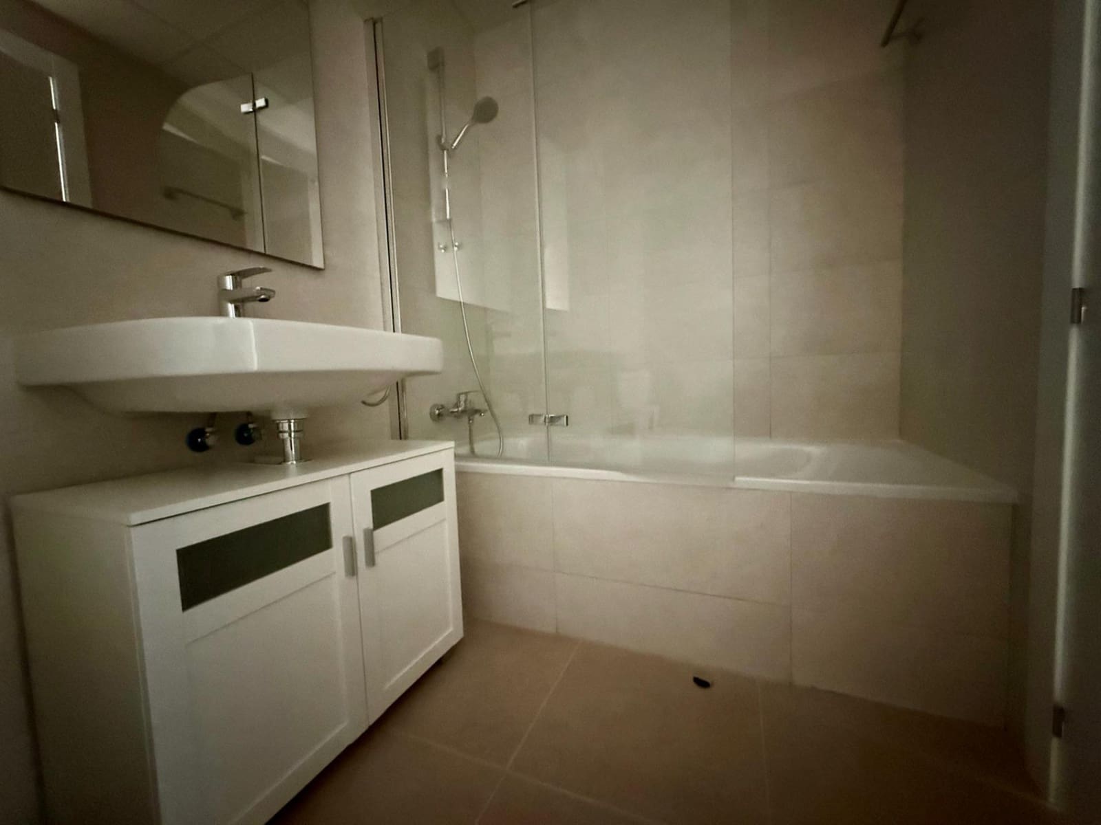 3 bedroom Flat for rent in Seville city with pool garage - € 1,250 (Ref: 9924653)