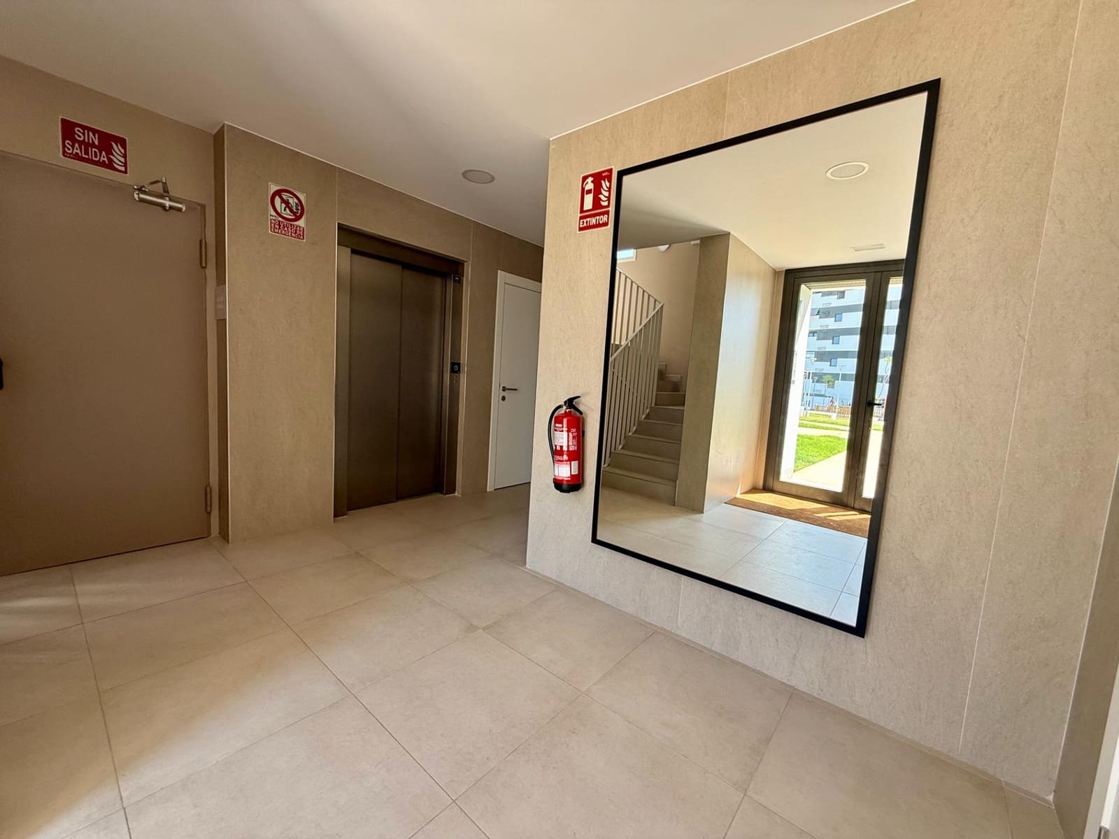3 bedroom Flat for rent in Seville city with pool garage - € 1,250 (Ref: 9924653)