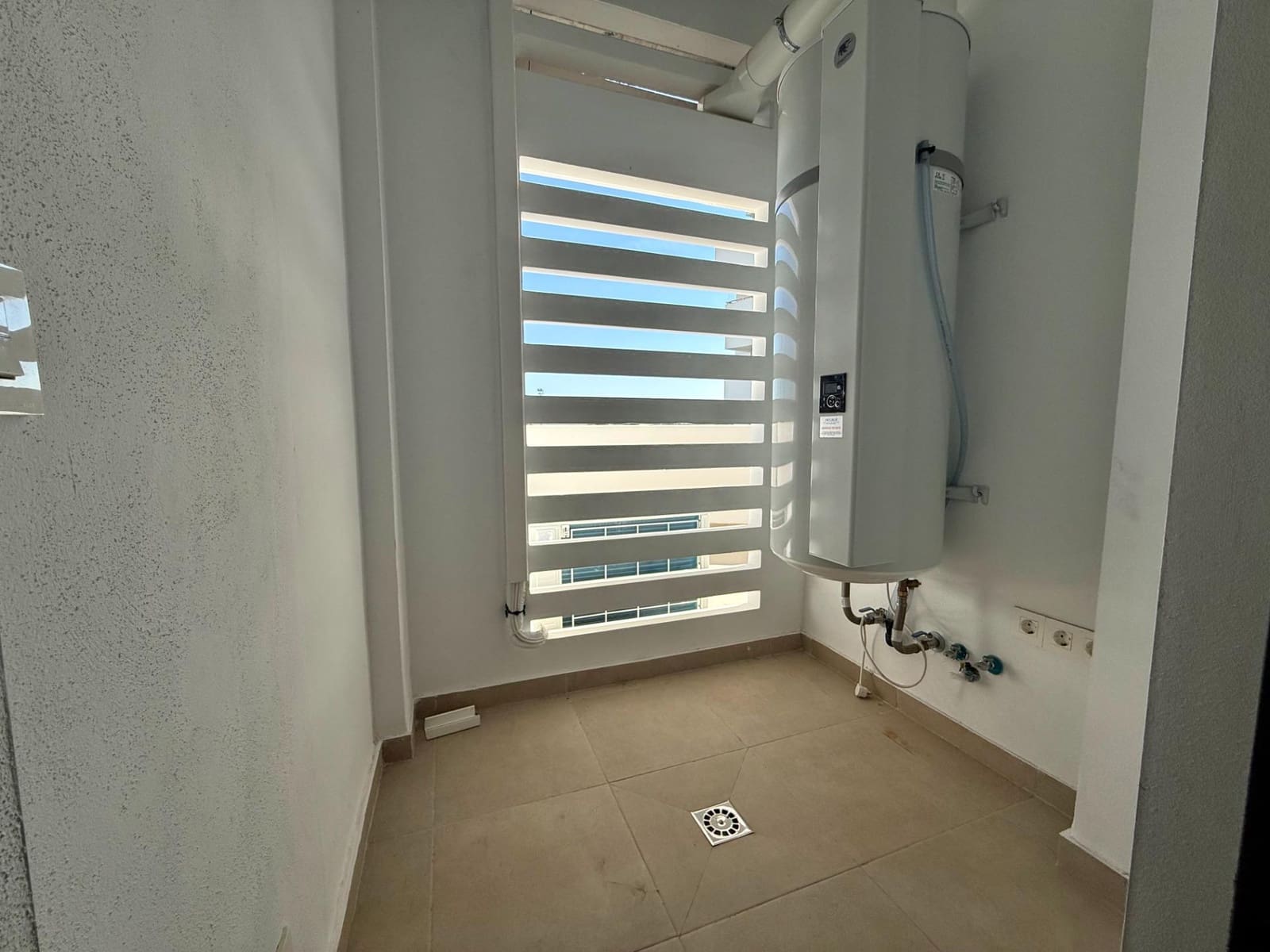 3 bedroom Flat for rent in Seville city with pool garage - € 1,250 (Ref: 9924653)
