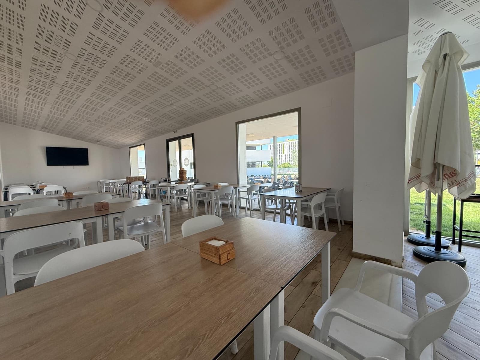 3 bedroom Flat for rent in Seville city with pool garage - € 1,250 (Ref: 9924653)