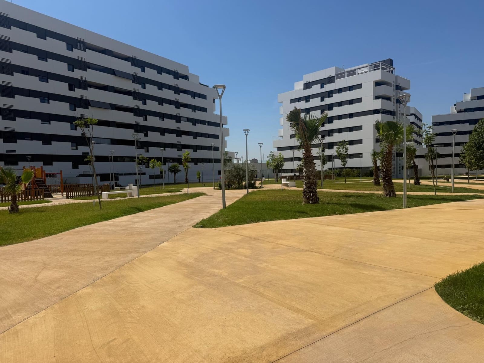 3 bedroom Flat for rent in Seville city with pool garage - € 1,250 (Ref: 9924653)