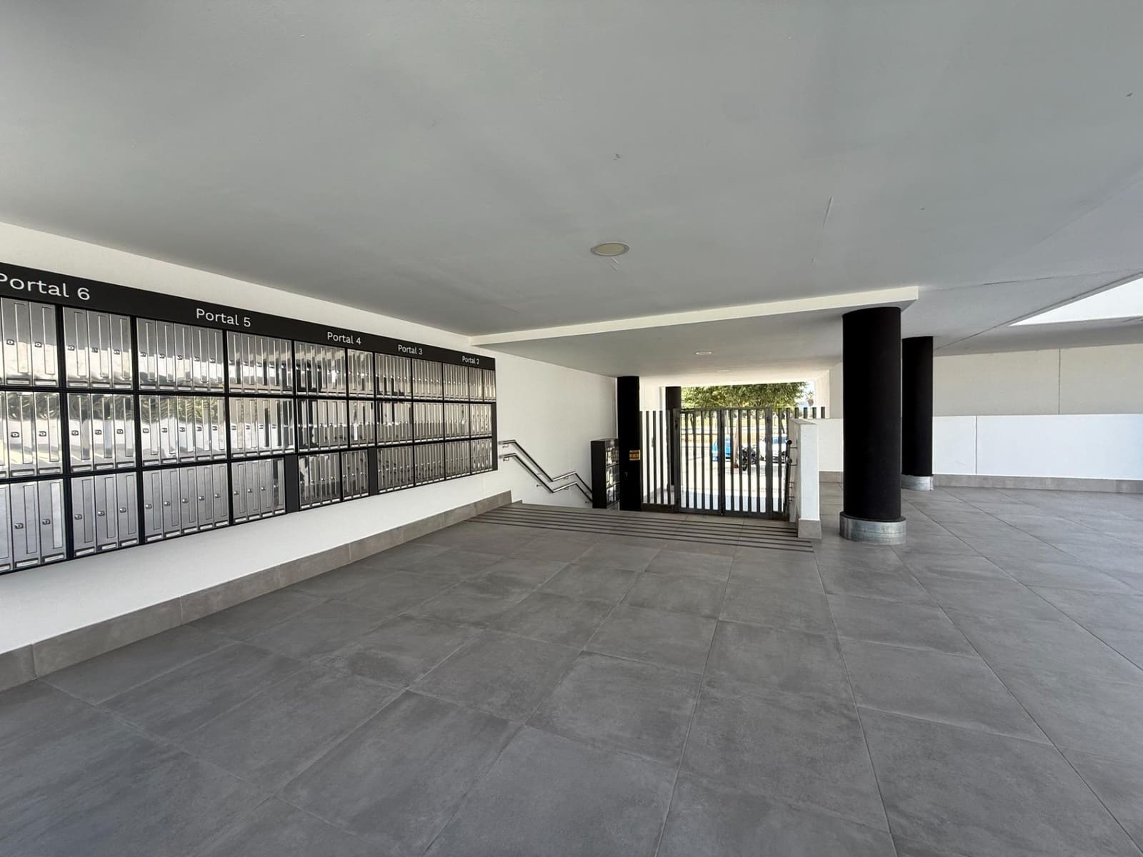 3 bedroom Flat for rent in Seville city with pool garage - € 1,250 (Ref: 9924653)