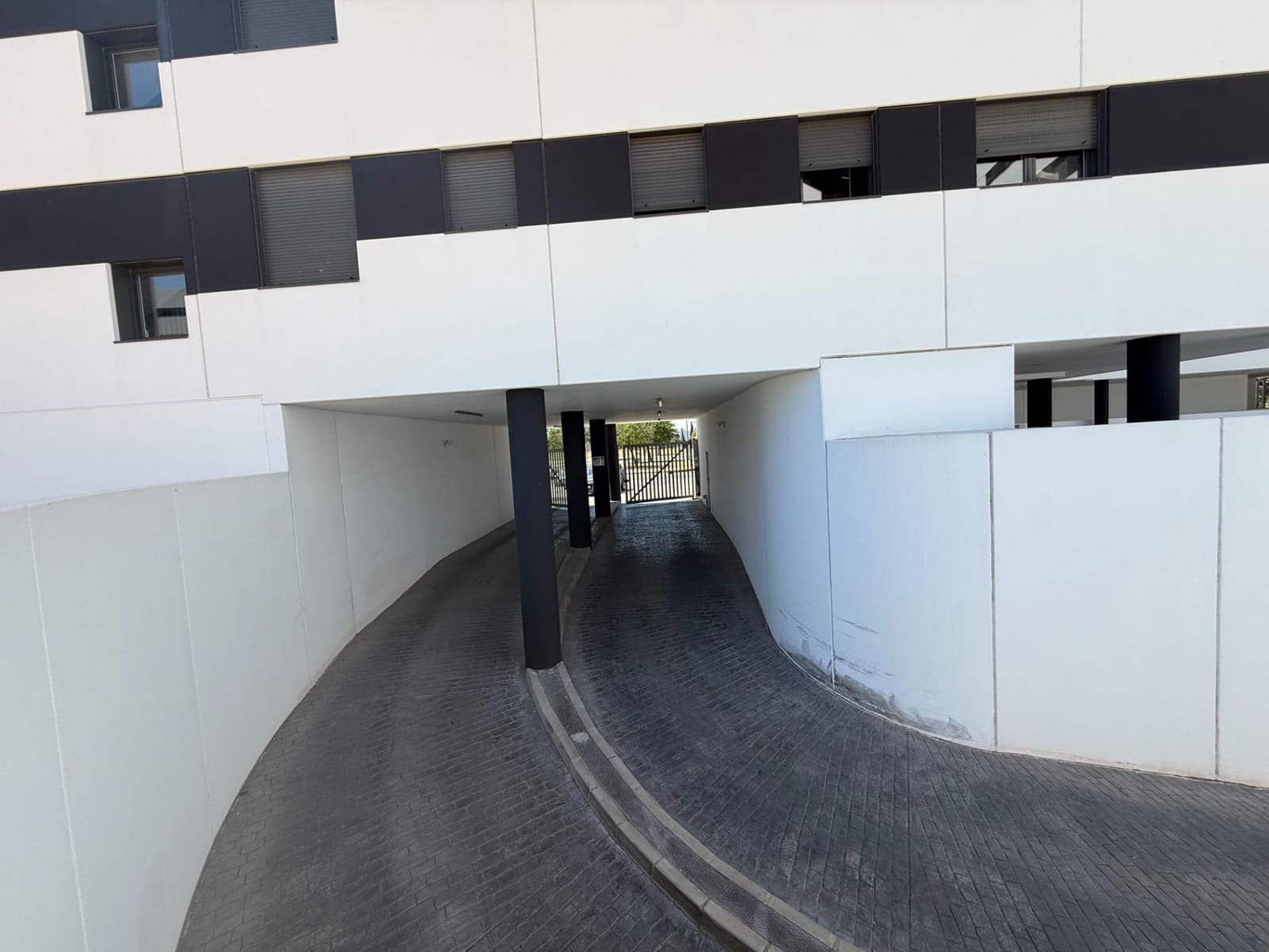 3 bedroom Flat for rent in Seville city with pool garage - € 1,250 (Ref: 9924653)
