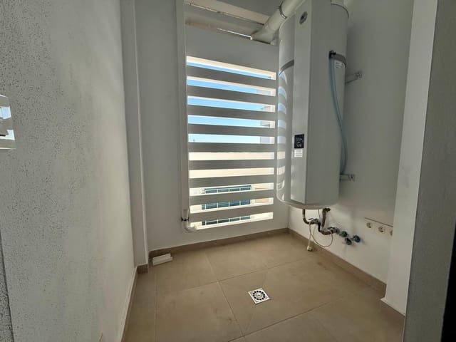 3 slaapkamer Flat te huur in Sevilla stad met zwembad garage - € 1.250 (Ref: 9924653)