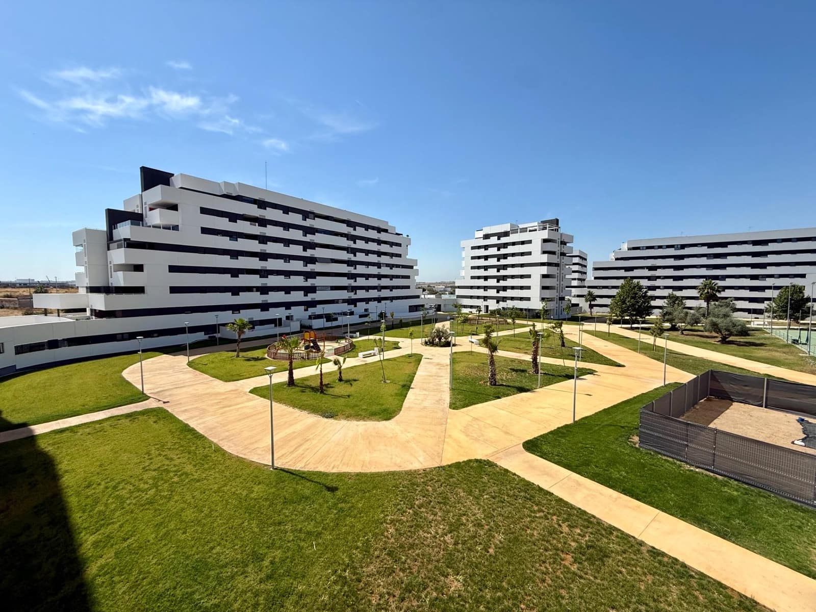 3 bedroom Flat for rent in Seville city with pool garage - € 1,250 (Ref: 9924653)