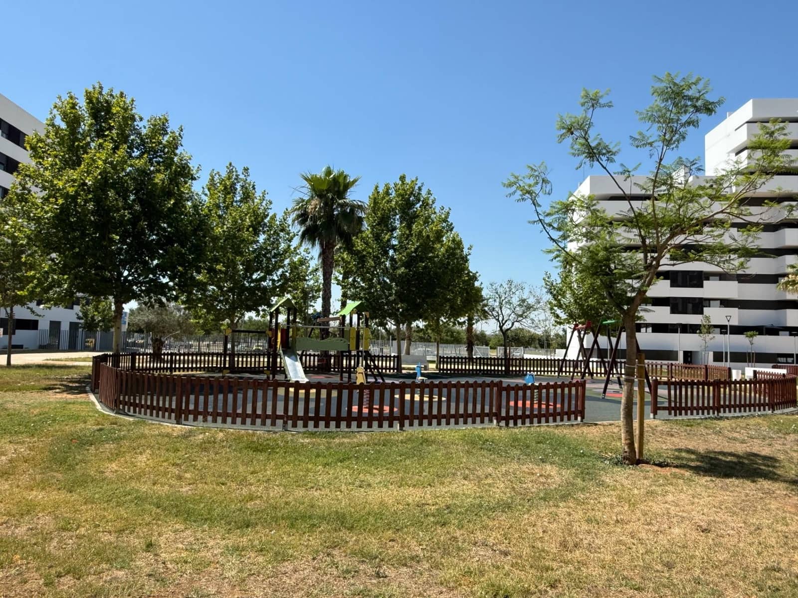 3 bedroom Flat for rent in Seville city with pool garage - € 1,250 (Ref: 9924653)