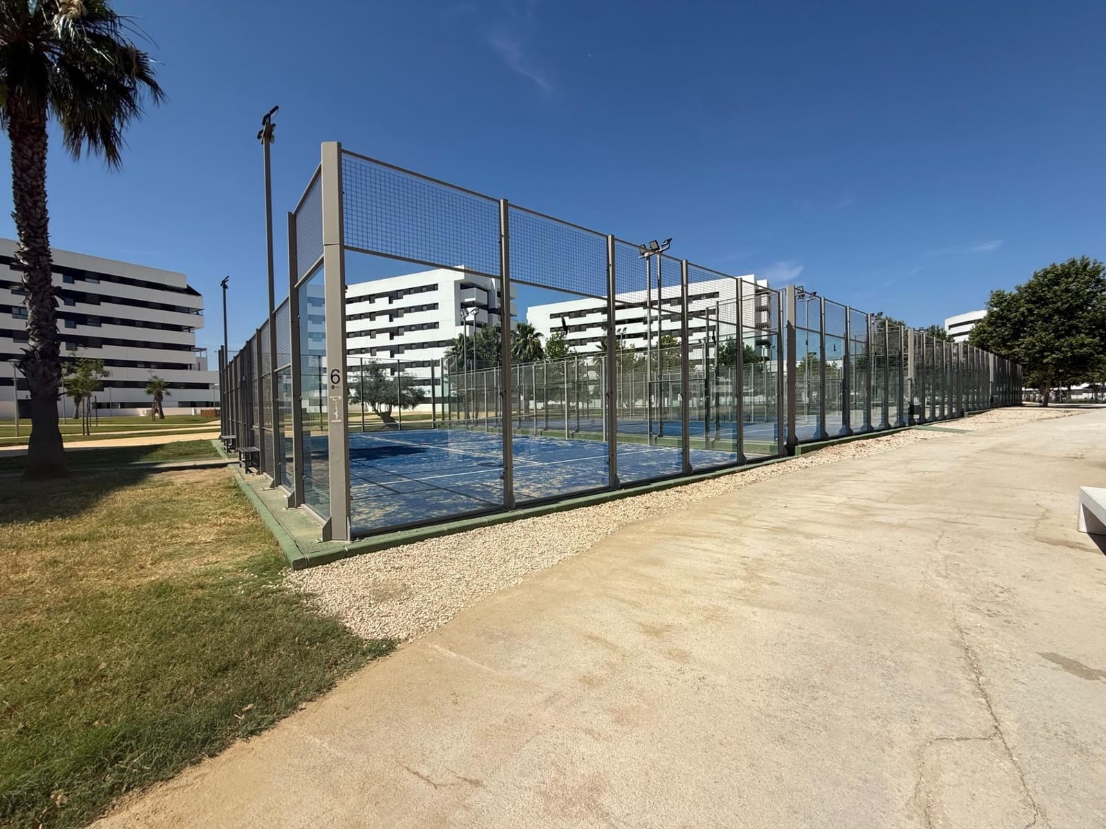 3 bedroom Flat for rent in Seville city with pool garage - € 1,250 (Ref: 9924653)