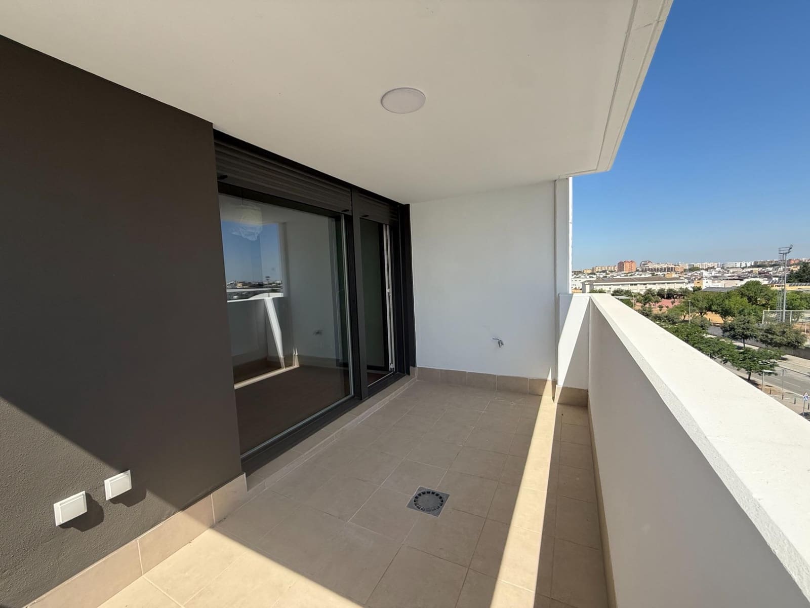 2 bedroom Flat for rent in Seville city with pool garage - € 1,100 (Ref: 9924654)