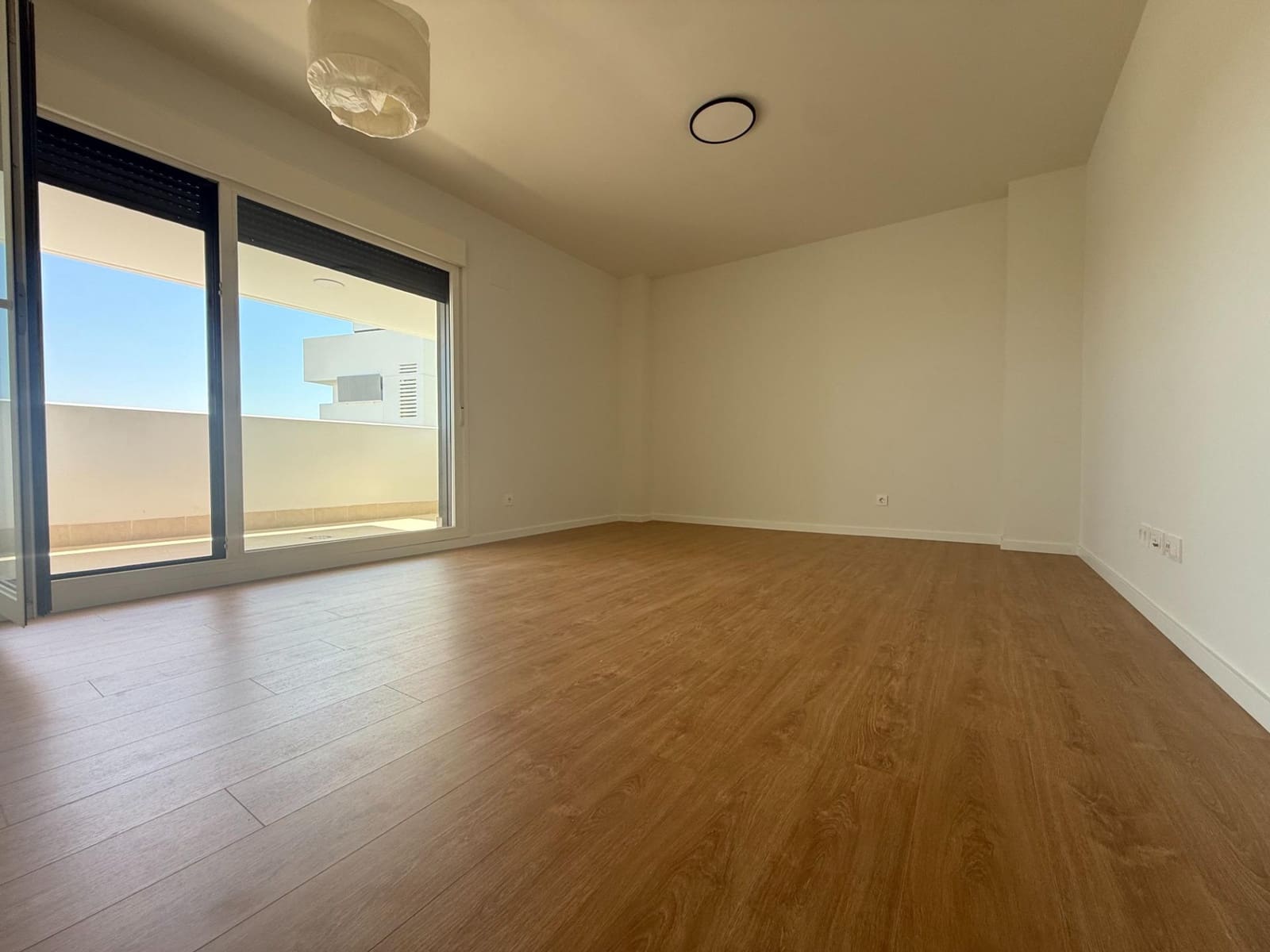 2 bedroom Flat for rent in Seville city with pool garage - € 1,100 (Ref: 9924654)