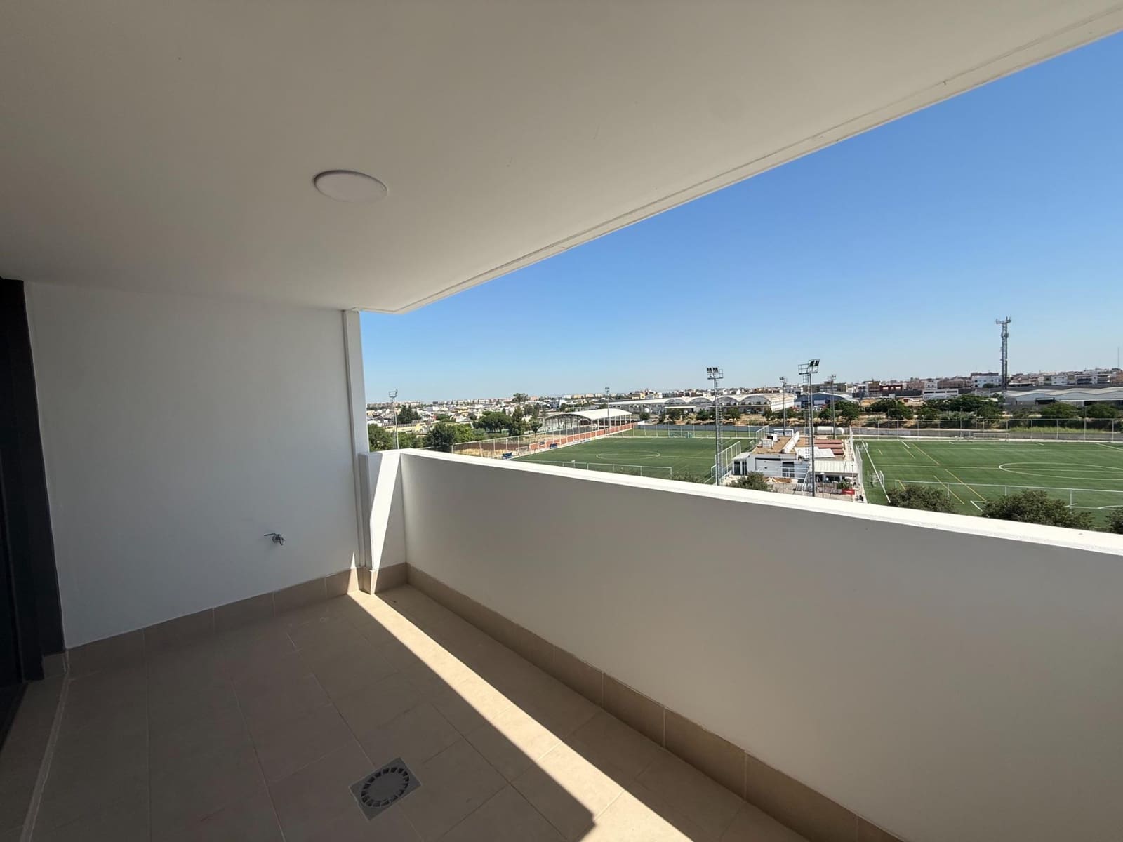 2 bedroom Flat for rent in Seville city with pool garage - € 1,100 (Ref: 9924654)