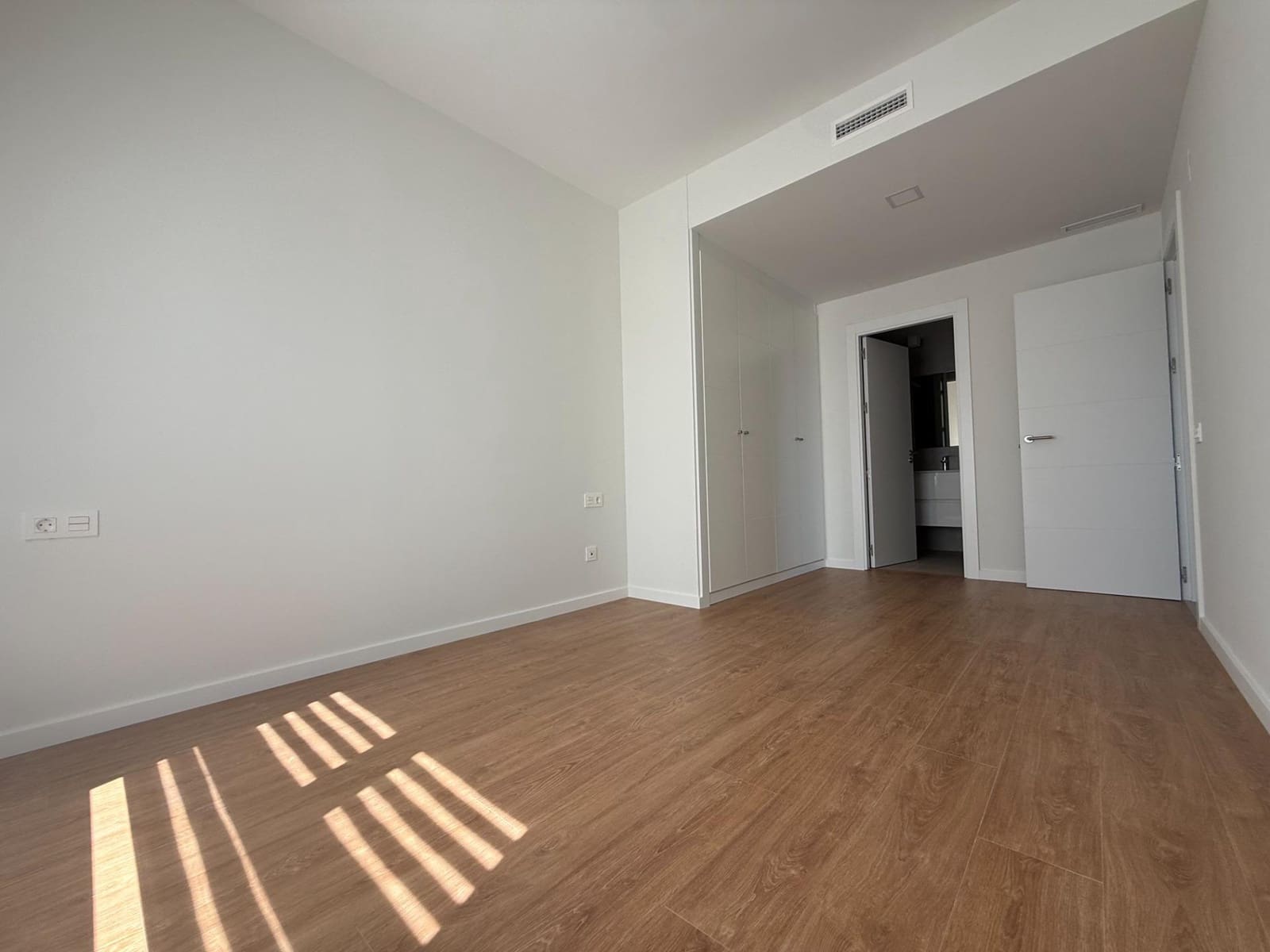 2 bedroom Flat for rent in Seville city with pool garage - € 1,100 (Ref: 9924654)