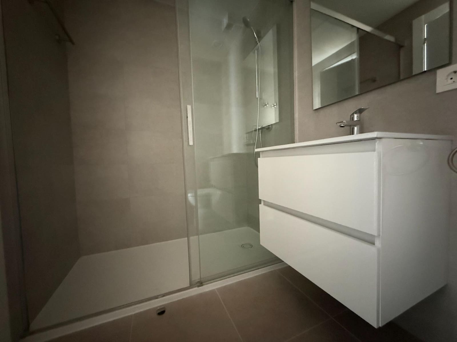 2 bedroom Flat for rent in Seville city with pool garage - € 1,100 (Ref: 9924654)