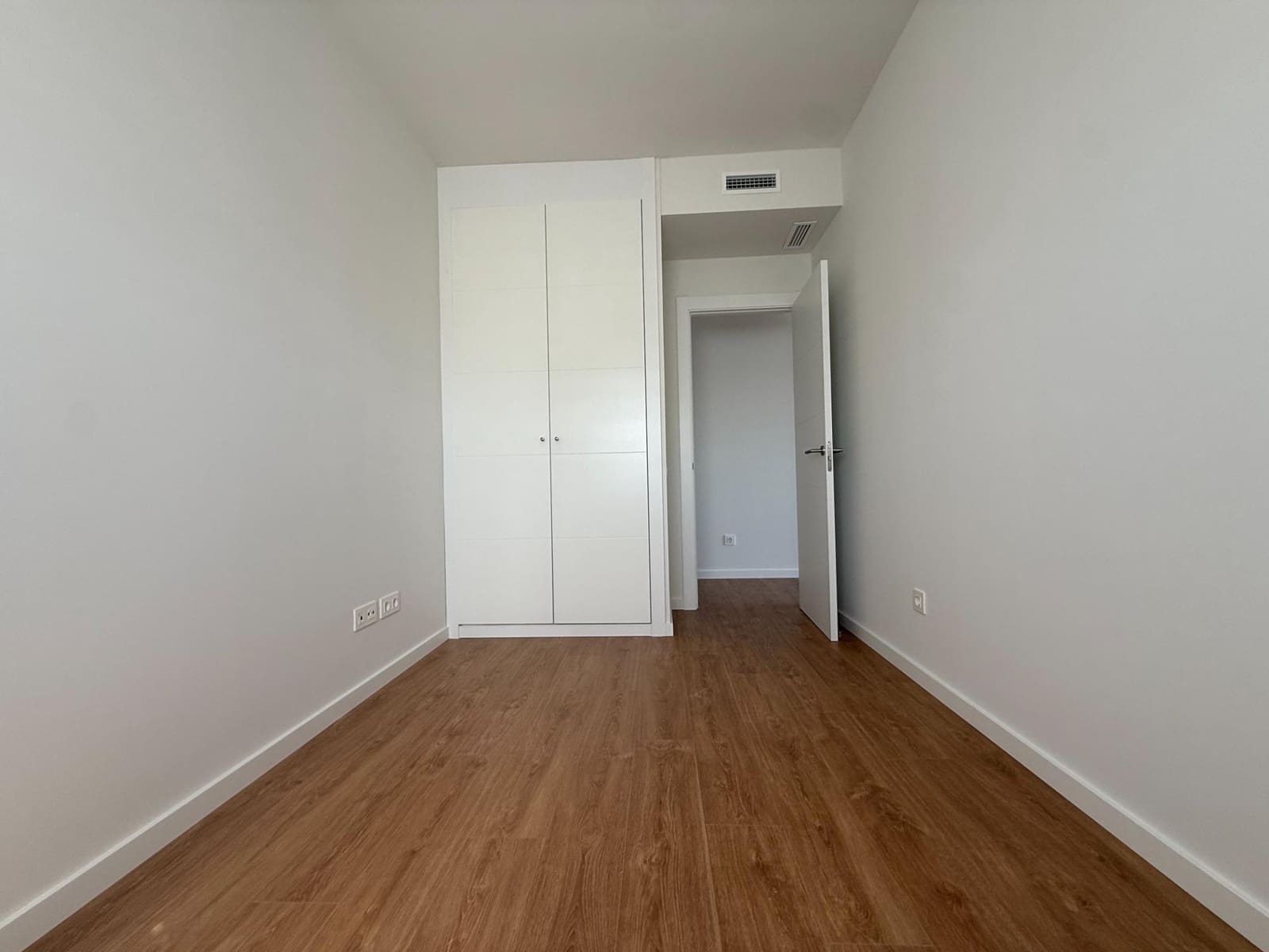 2 bedroom Flat for rent in Seville city with pool garage - € 1,100 (Ref: 9924654)