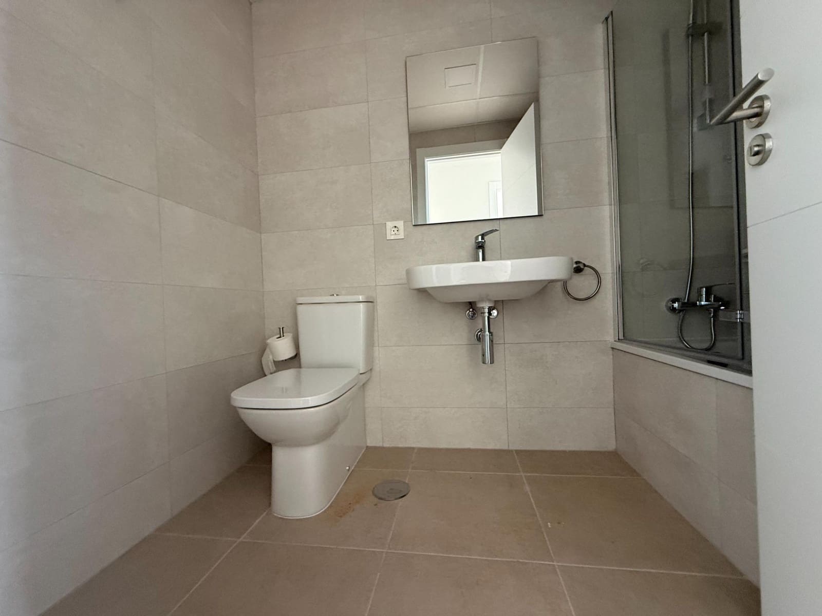 2 bedroom Flat for rent in Seville city with pool garage - € 1,100 (Ref: 9924654)
