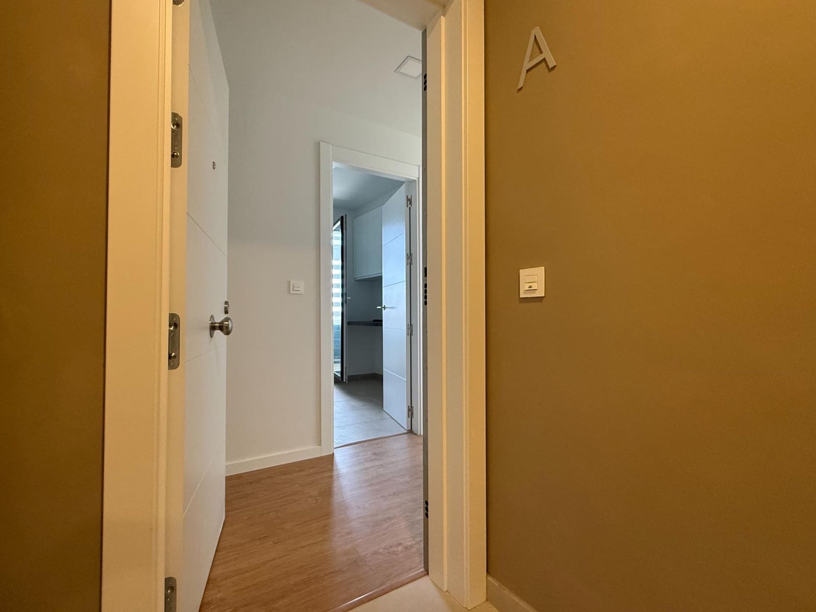 2 bedroom Flat for rent in Seville city with pool garage - € 1,100 (Ref: 9924654)