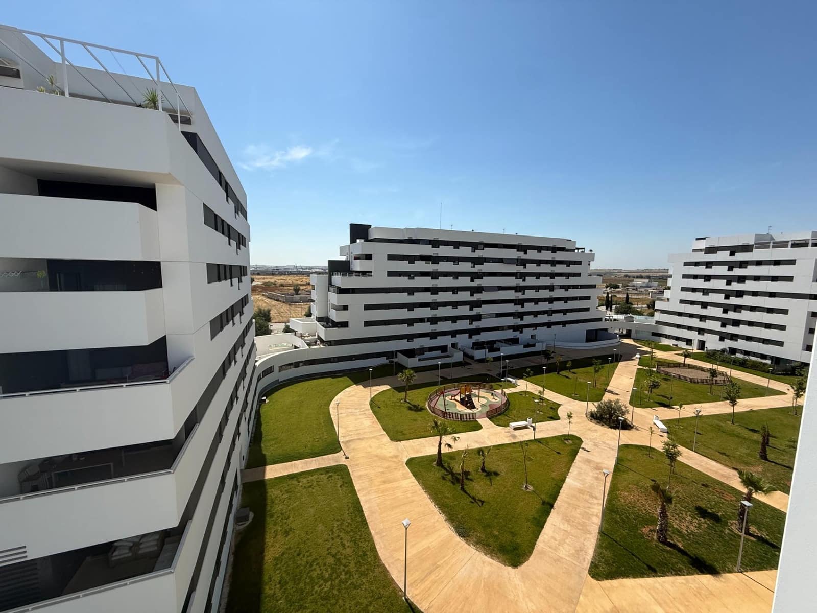 2 bedroom Flat for rent in Seville city with pool garage - € 1,100 (Ref: 9924654)