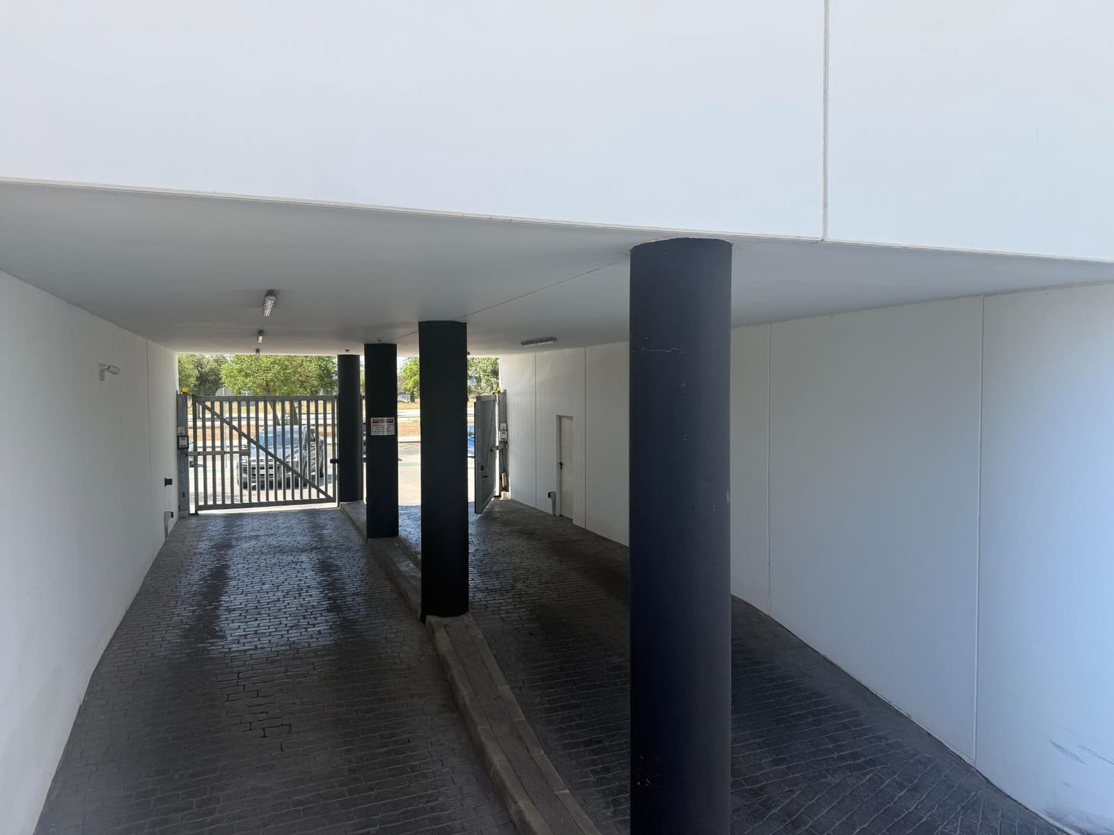 2 bedroom Flat for rent in Seville city with pool garage - € 1,100 (Ref: 9924654)