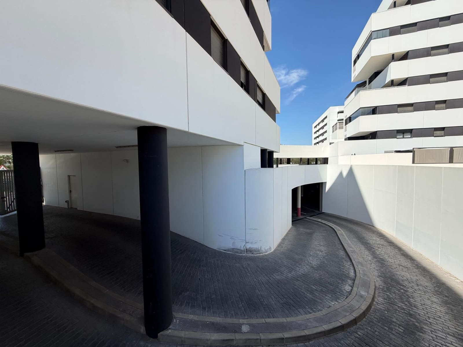 2 bedroom Flat for rent in Seville city with pool garage - € 1,100 (Ref: 9924654)